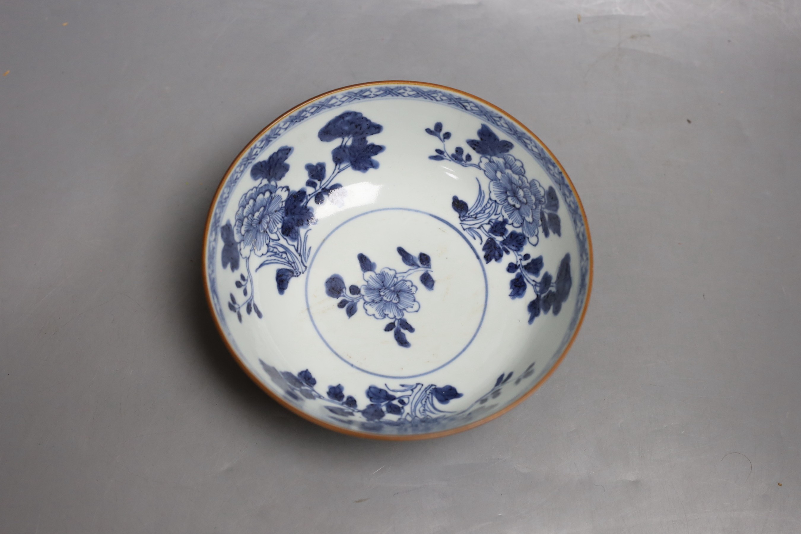 A Chinese Nanking cargo Batavia ware porcelain bowl, 16cm diameter